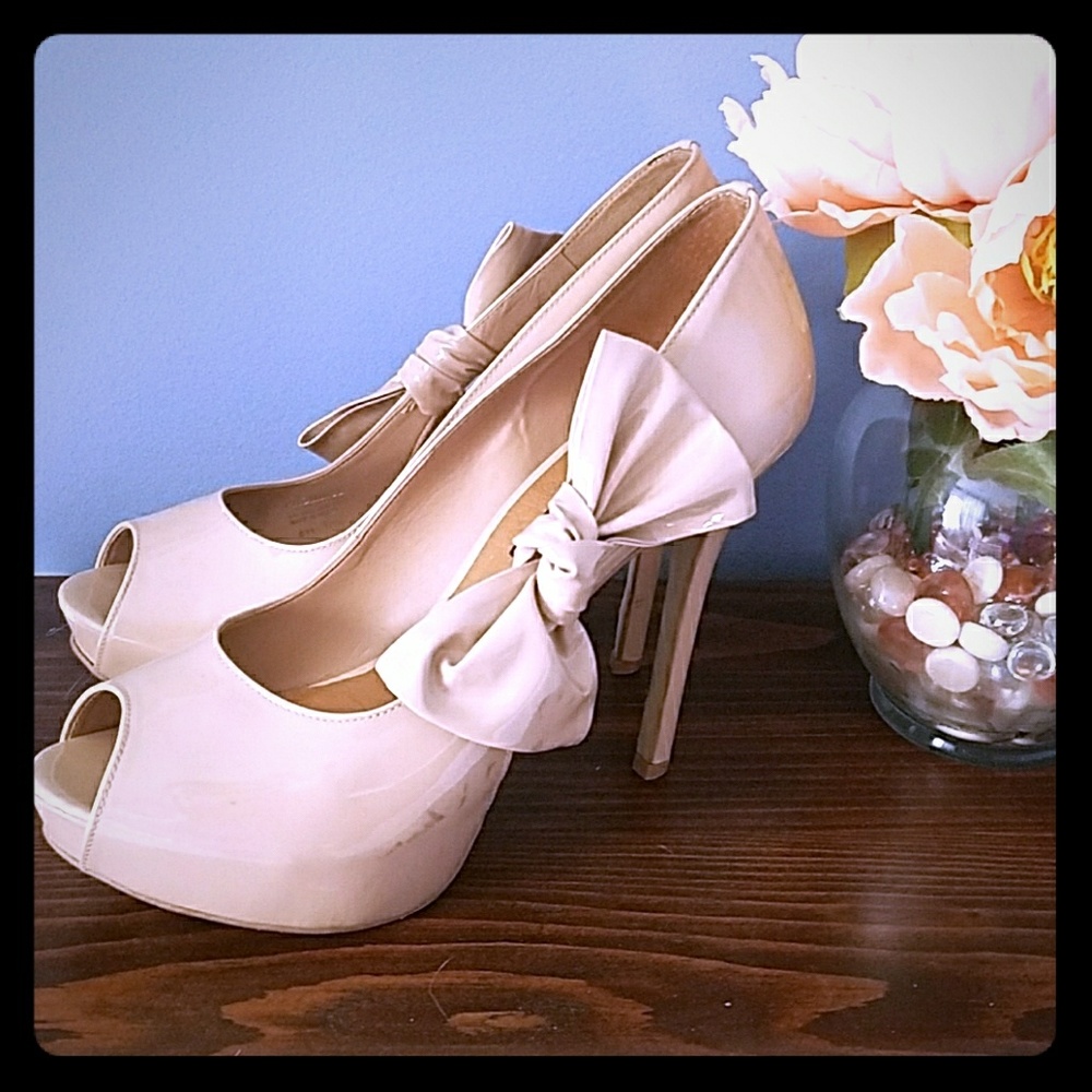 Patent nude pumps